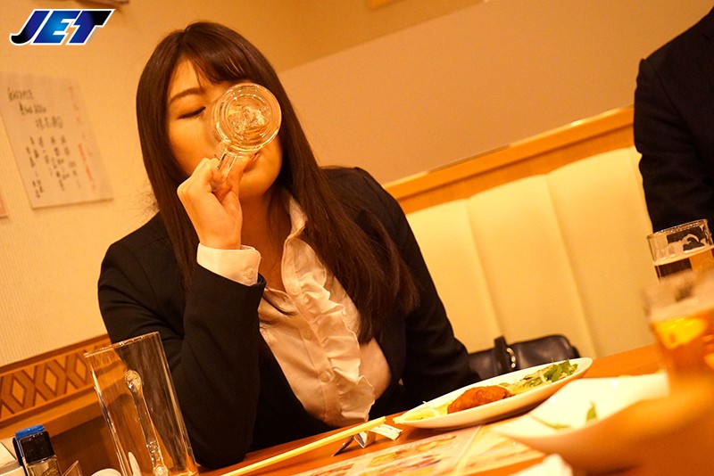 酔うと記憶を無くす妻は何度寝取られても気付かない 新村あかり新村あかり