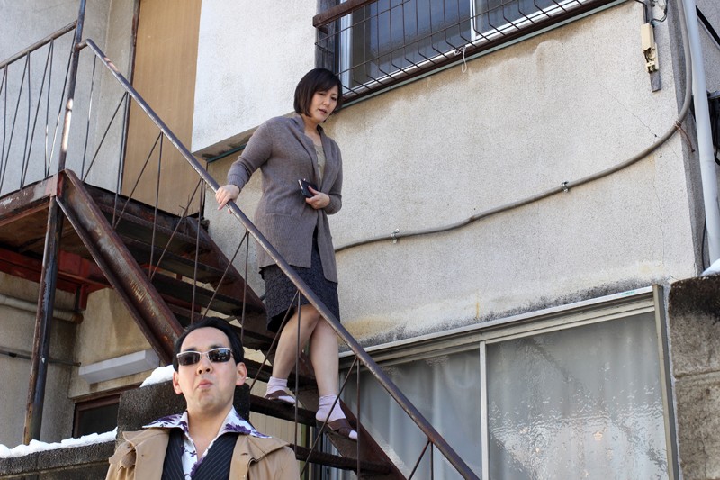 人妻・ひとみ このおばさん（48才）と、汚い男部屋でやりまくる！ 円城ひとみ円城ひとみ