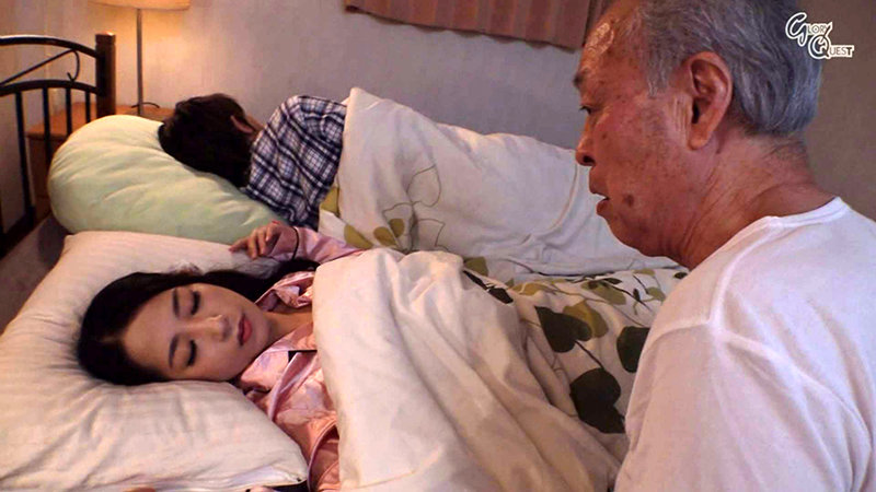 濃厚な接吻とねっとり愛撫で息子の嫁を寝取る絶倫義父の中出し性交鈴木さとみ・並木塔子・中野七緒