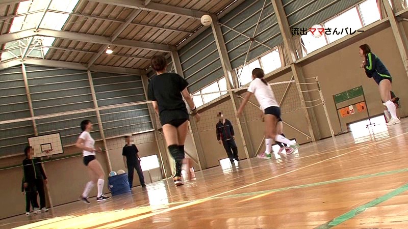 流出！エロい身体と性欲を持て余すママさんバレーチームのイケメンコーチ喰いまくり映像