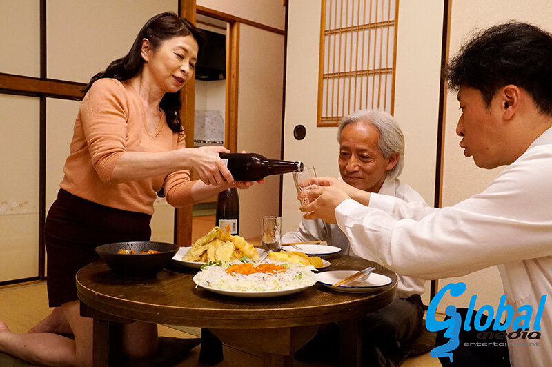 還暦の性 性欲旺盛な六十路の淫靡な痴態 夫の部下との不倫関係・宅配業者とのゆきずりセックス 遠田恵未遠田恵未