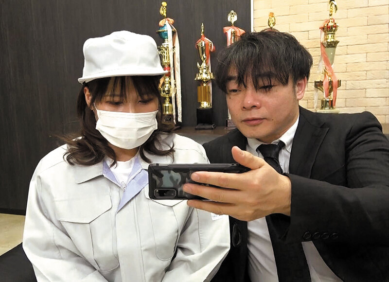 変態経営者の戯れ コスプレ遊戯 「嫌ならいいよ…通報するから！…ニチャァ」