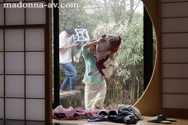叔母の濡れ透けた肢体―。同じ屋根の下で二人きりの夜…。 煽情の雨模様 水野優香水野優香