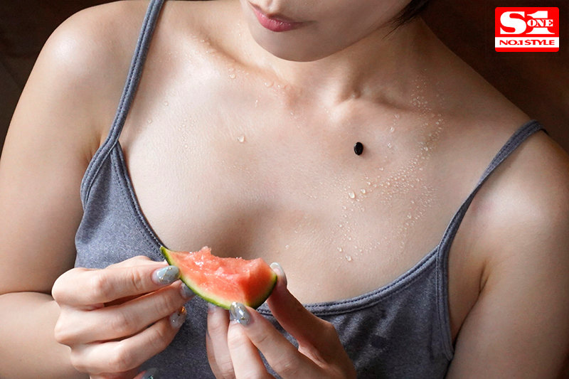 ど田舎の夏はヤルことがなくて隣の美人奥さんの誘惑に乗っかり毎日じっとり汗だく交尾 小島みなみ小島みなみ