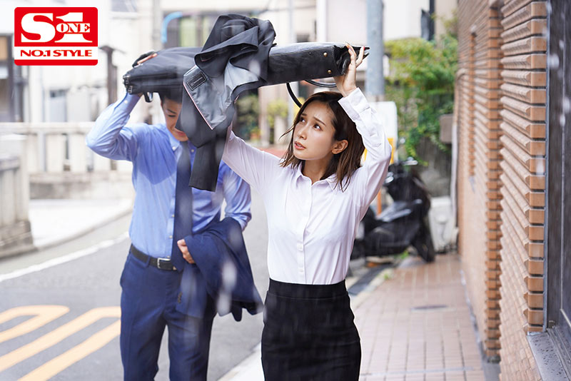 濡れ透けて露出した女上司のブラジャーにボクは我慢できず、全てぶち撒けたゲリラ豪雨の夕暮れ。 小島みなみ小島みなみ