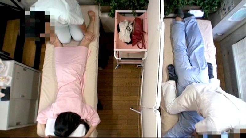 夫のすぐ横50cm 人妻悶絶性感マッサージ003