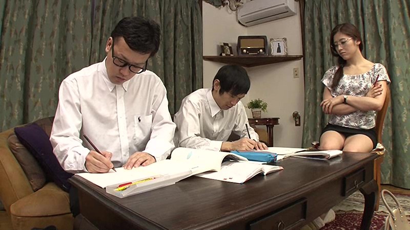 大胆なチラリズムで僕を挑発する人妻家庭教師～日頃の欲求不満を生徒にぶつける浮気妻～ 宮下華奈宮下華奈