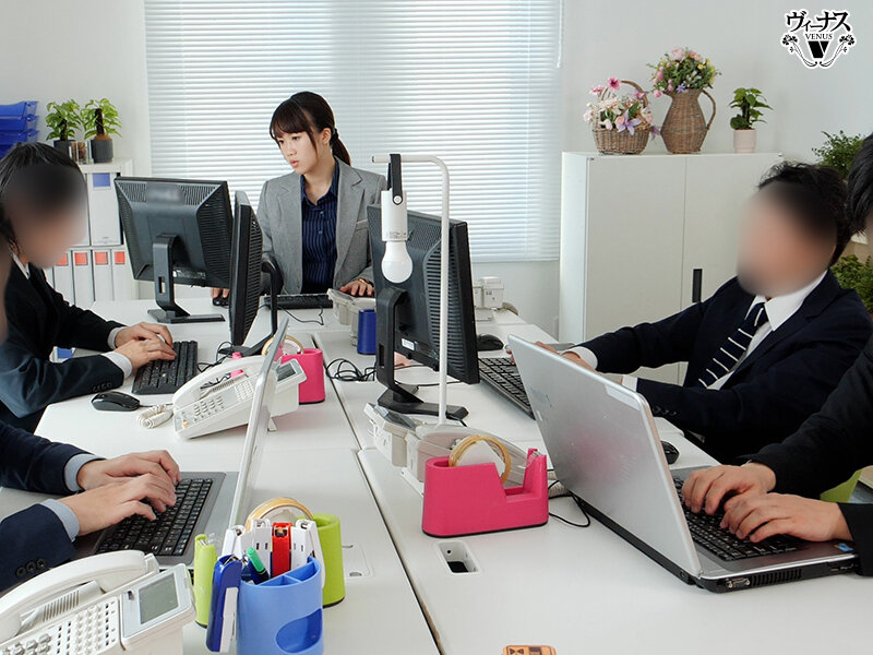 オフィスで2人きりになった瞬間にセックスする女上司と部下 内田すみれ内田すみれ