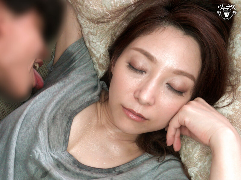 パートから帰ってきた母親のツンと鼻をつく汗の匂いで理性を失った息子 白木優子白木優子