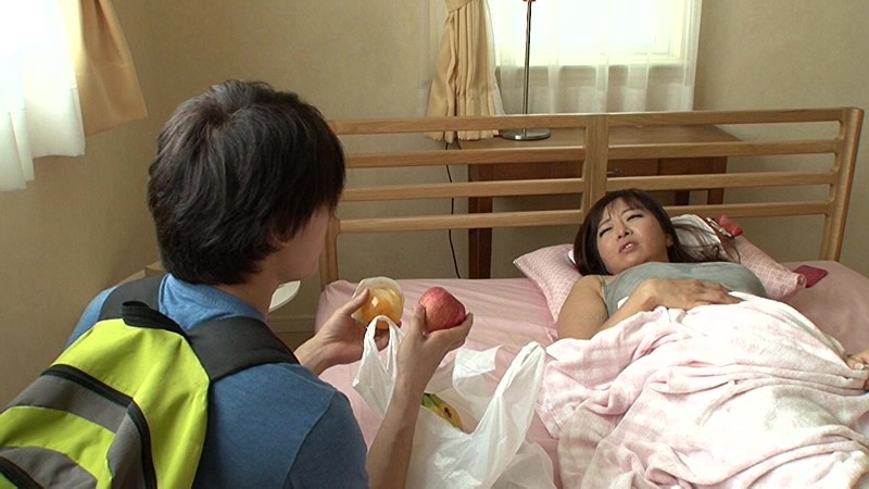 ひとり暮らしのおばさんが風邪で寝込んでるので見舞いにいったら熱のせいでかいた汗が凄くて巨乳が透け透け！あまりにもエロい格好だから悪いと思いつつ興奮した俺はおばさんから目が離せずに暴発寸前いったいどうなる！？3 KAORIKAORI