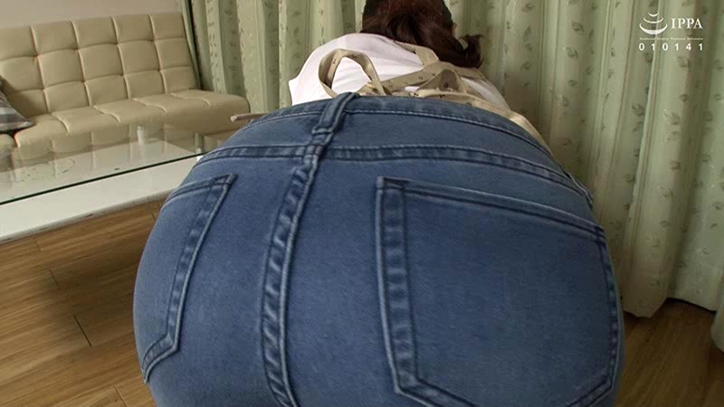 父子家庭で女っ気がない僕の家にやってきた家事代行サービスのおばさんはパン線くっきりのピタパン尻美人！無防備に突き出されたスケベ尻に即勃起した童貞の僕は背後から猛烈ピストンで突きまくり！抵抗されると不幸話で母性をくすぐりそのまま中出し童貞卒業してしまった！