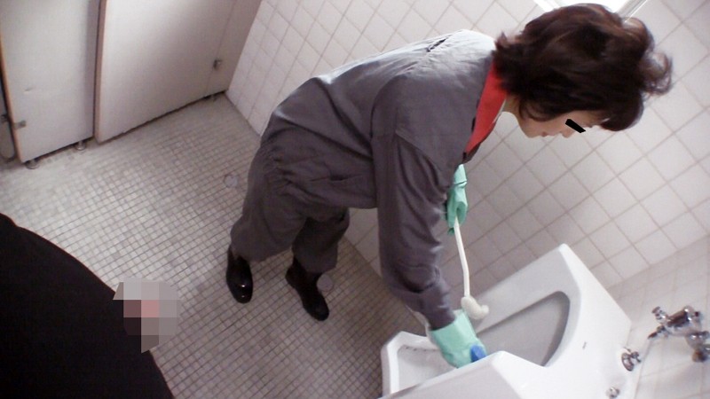 清掃員のおばさんを口説いて仕事中でもエロい事はできるのか？ナマ交渉実況中継 4時間