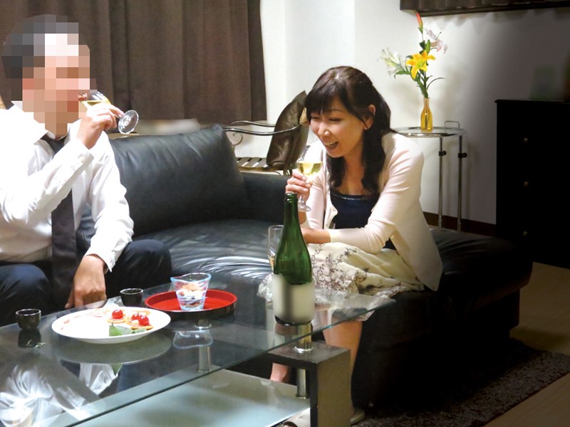 中年夫婦の妻は若い男と二人きりにして酒を飲むと他人棒を咥えてしまうのか？ 5組 240分