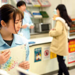 夫のじゃない若いチ○ポがこんなに気持ちいいなんて…アルバイト先で人妻が溺れる年下男との浮気性交 末広純末広純