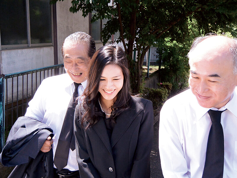 妖艶の未亡人が親戚のキモオヤジにレ●プされるが身体が忘れていた性の快楽を求め股を広げてしまう… 武藤あやか武藤あやか