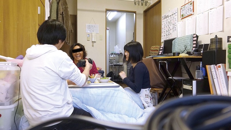 人妻NTR 酔いつぶれた旦那さんのすぐ側で奥さんを寝取る01