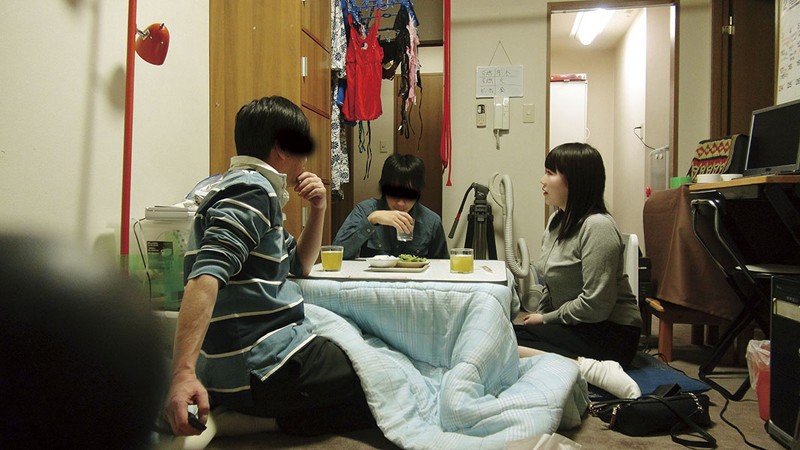 人妻NTR 酔いつぶれた旦那さんのすぐ側で奥さんを寝取る03