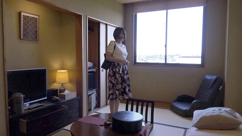 知り合いの人妻を連れて温泉旅行へ 015