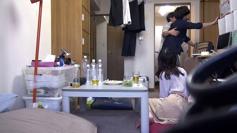 酔いつぶれた旦那さんのすぐ側で奥さんを寝取る 06