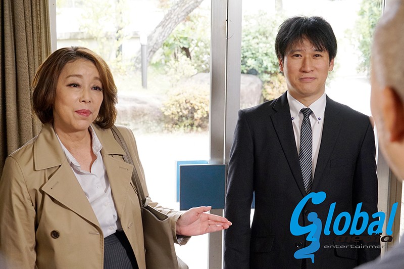 嵐の翌夜、出張先に閉じ込められた女上司と二人きり 青井マリ青井マリ