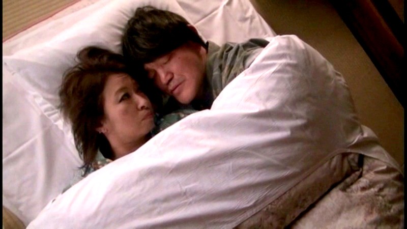 温泉旅館で夫とヤリまくって熟睡していたら客の夜●い師たちに襲われ凌●輪●された熟女たちの実録夜●いライブ！ 4