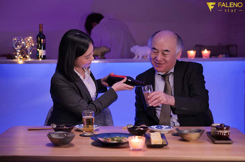 性接待NTR 気持ち悪い取引先のオジサンの元へ接待に行った彼女が誕生日なのに帰ってきません… 五十嵐なつ五十嵐なつ