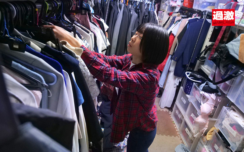 素人カップルの撮影中に「彼氏とセックスしてくれませんか？」と頼まれ断れずに逆寝取りチ○ポでイキまくってしまった敏感ビクビク女AD