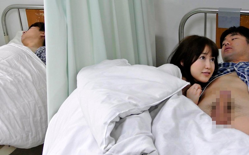 お見舞いに来てるミニスカ娘の無防備なパンチラ！彼氏が寝てる横で他の患者とヤッちゃった/篠田ゆう篠田ゆう