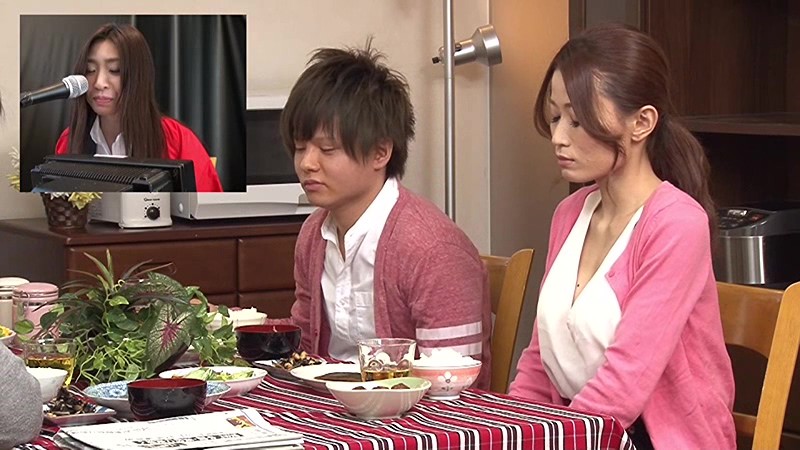 母親と息子が机の下でこっそり近親相姦ゲーム