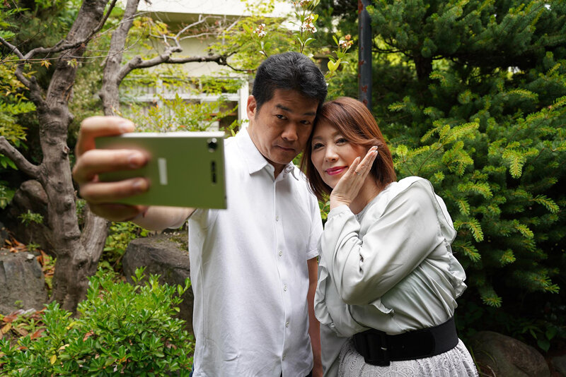 旦那の頭上で立ちバック マン汁溢れるマ○コの下には旦那の顔！ 旅先の旅館の主人に寝取られた熟女 翔田千里翔田千里