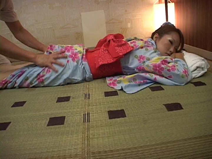 堅物の妻を温泉旅行中に寝取り企て