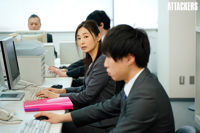 終電を逃した僕は彼女がいるのに女上司の家に泊まってしまった…。 夏目彩春夏目彩春