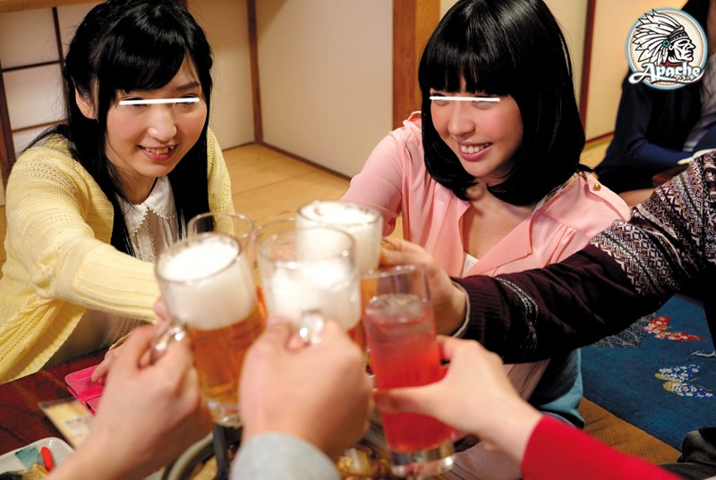 集団しびれ薬 男子校でのイケてないグループに属していたボクは就職して上京するもやっぱり彼女はできず、相変わらずのモテない日々…。そんなボクに届いた同窓会の招待状！久々の再会を楽しみに会場に行ってみると…