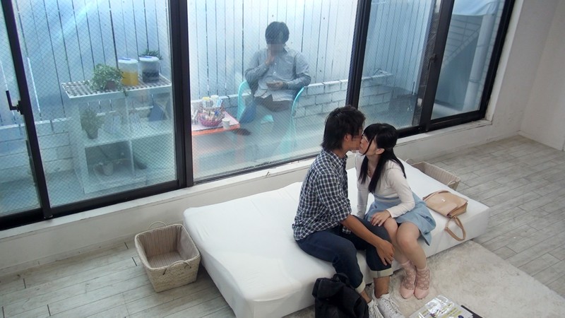 一般男女モニタリングAV マジックミラーの向こうには大好きな彼氏！2人っきりの密室で素人女子大生が童貞で悩む彼氏の友達と1発10万円の中出しSEXで筆おろしに挑戦！2