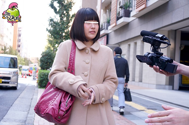 「先っぽだけ入れさせてください」と素人娘をモニタリング！部屋に招き入れ男優がパンツを脱ぐと恥ずかしがる理想のリアクション！ところが… エロモードに入った途端すさまじいセックスを披露し絶倫男優がギブ逃げするほど変態娘だった。