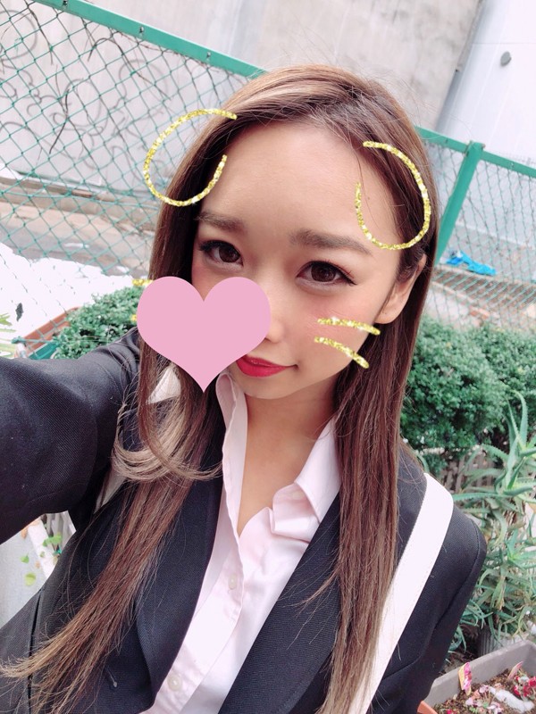 寝てる彼の横で彼女が