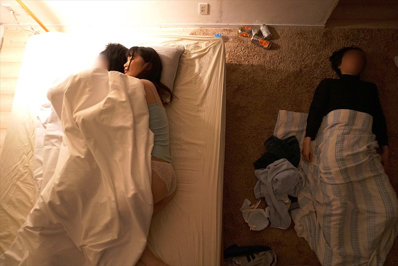 雑魚寝してたらボクの布団に友達の彼女が潜り込できて… 4 寝ぼけキスには彼氏のフリして応じておいて 目覚めて拒否るカノジョに「こんなに勃起させたのキミだから」とイキ声ガマンさせ何度も奥突き！美園和花・弥生みづき・川田みはる（三田杏）