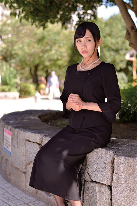 喪服未亡人と濃厚性交。Vol.002