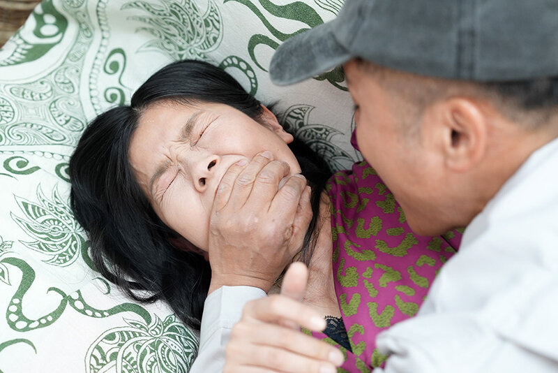 胸糞注意！セレブ妻が宅配ドライバーに犯●れて… 林愛華林愛華