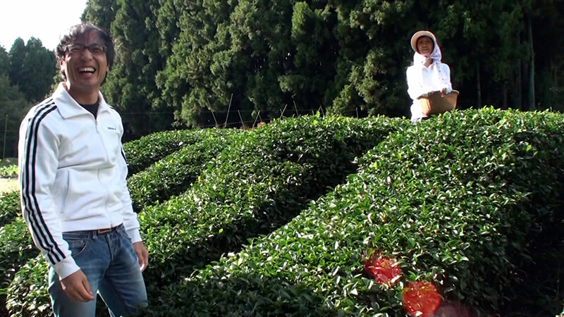 静岡でお茶畑を営む熟女は新しい生き方を求めてAV出演！家族承認の快楽没入型乱交中出しSEX！