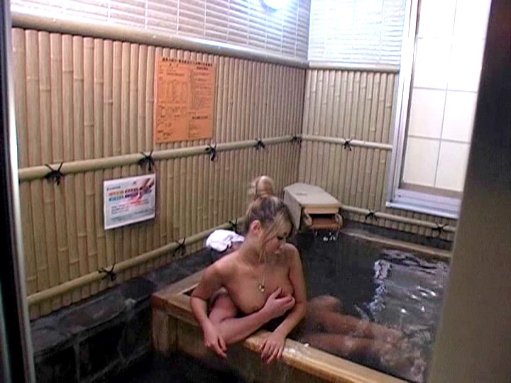 カップルが交尾しているのを覗いていたら彼女と目が合い誘われた僕は彼氏にバレない様にこっそりヤッちゃいました…