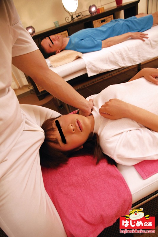 エステティシャンの超絶テクで彼氏が寝ている横の彼女に気持ちいいマッサージをしたらこっそり寝取れるか！？