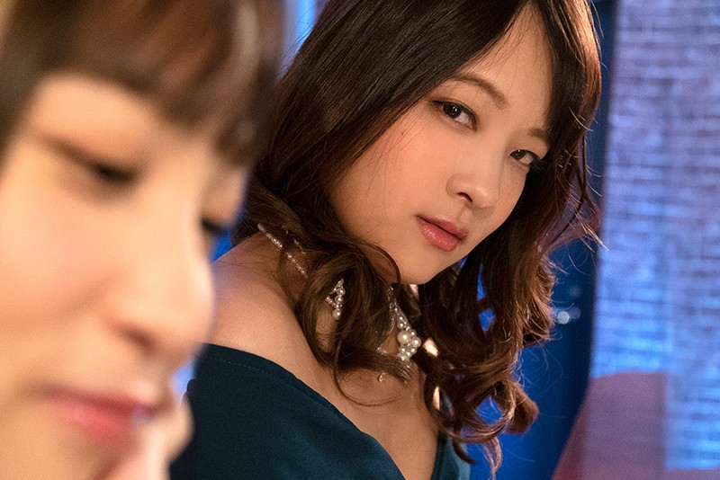 【大人の東京NTR】婚約カップルの彼氏を視線で誘い濃厚ベロチューで堕とし寝取って強●中出しさせる略奪の美学 あべみかこあべみかこ