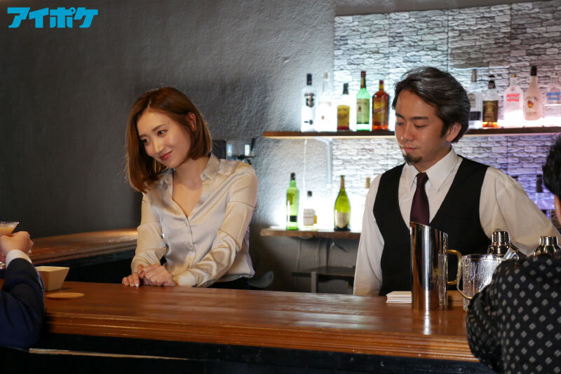 バイト先のセクシー美女が大嫌いな店長の指示で際どいミニスカを穿かされセクハラ挿入快楽堕ちしていた。 加美杏奈加美杏奈