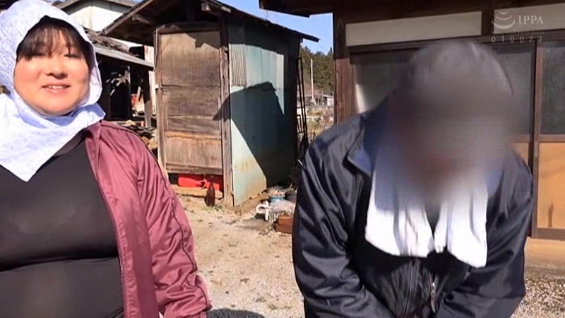 夫に嘘をついてこっそり他人棒に中出しをねだる豊満田舎妻櫻井まどか・桜木順子