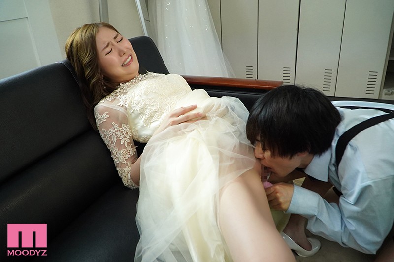 結婚式中、親族が側にいるのにワレメ大好きショタ坊のスカート潜入膣いじりで痙攣失禁させられるイクイク花嫁 東希美東希美