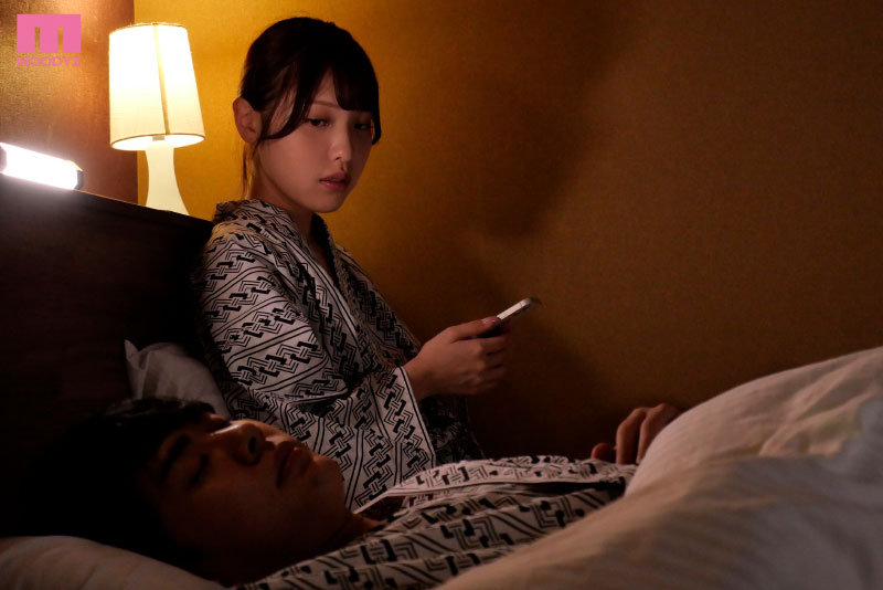 最近ナンパされた男と温泉旅行で独身最後の想い出にハメてみたら… 絶倫チ●ポがドストライクすぎて結婚後も友達のふりしてこっそり浮気中出し 白桃はな白桃はな