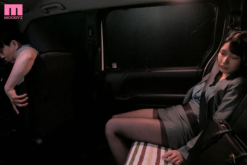 個人タクシーNTR 飲み帰りに泥●した彼女を乗せた車はホテル街へと消えていきました…。 宮西ひかる宮西ひかる