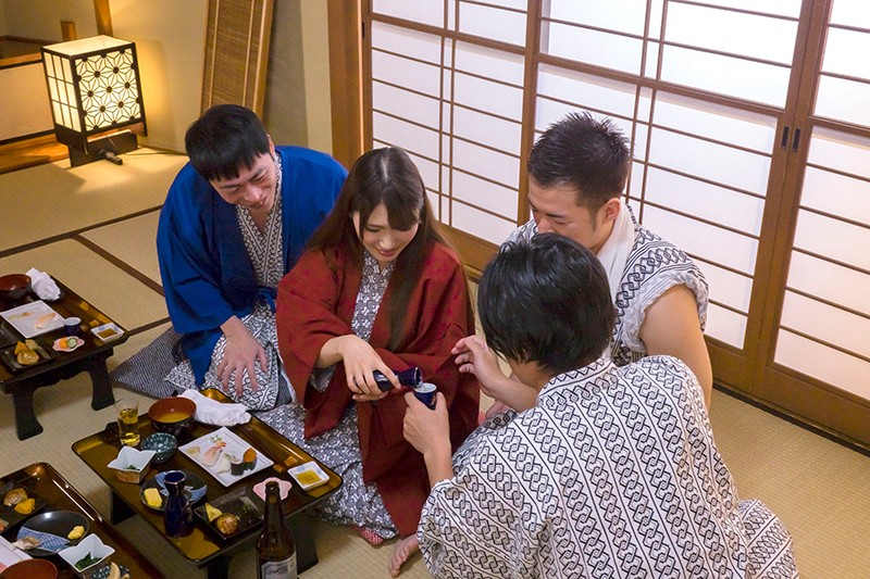 夫婦旅行で訪れた旅館の宴会場で下品な団体客に妻がおしゃくをさせられました… 三原ほのか三原ほのか