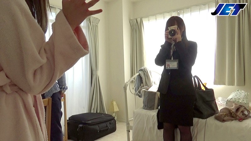 現場取材NTR 新卒採用で社内のアイドル的存在だったメーカー広報のあの娘がAV撮影の現場取材に行ったら諸事情でクドかれて逞しい男優チ●ポでパコパコされてしまったその一部始終